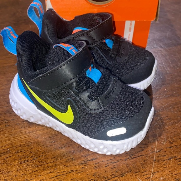 NWT Nike Baby Revolution 5 Velcro Running Shoe - Picture 1 of 7